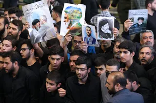 اقامه نماز رهبر معظم انقلاب بر پیکر رئیس جمهور شهید و همراهان