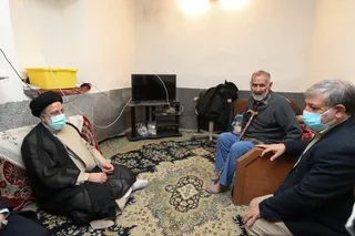 تصاویر حضور رئیس جمهور در منزل شهیدان فاتحی پیکانی و غضنفر فاتحی