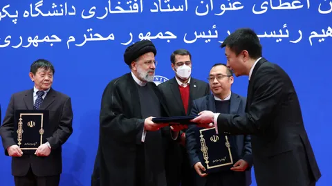 تصاویر اعطای عنوان «استاد افتخاری» دانشگاه پکن به دکتر رئیسی و سخنرانی در جمع اساتید و دانشجویان