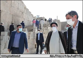 بازدید از بنای تاریخی تخت جمشید و گفتگو با گردشگران
