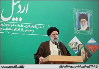 تصاویردیدار رئیس جمهور با نخبگان ، علماء ، خانواده شهدا ، ایثارگران و جمعی از اقشار مختلف مردم