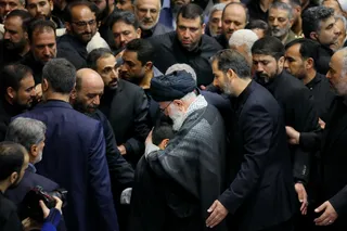 اقامه نماز رهبر معظم انقلاب بر پیکر رئیس جمهور شهید و همراهان