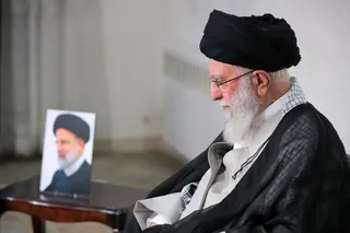 حضور رهبر معظم انقلاب در منزل رئیس جمهور شهید