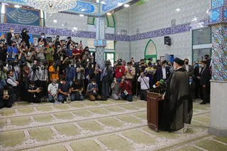 حضور رئیسی در مسجد ارشاد شهرری جهت انداختن رای خود به صندوق انتخابات