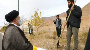 تصاویر گفتگو رئیس جمهور با کارگران فضای سبز در مسیر مهدیشهر یه سمنان