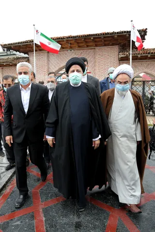 تصاویر حضور رئیس جمهور بر مزار میرزا کوچک خان جنگلی