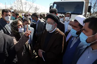 بازدید آیت الله رئیسی از مناطق زلزله زده سی‌سخت و ابراز همدردی با زلزله زدگان