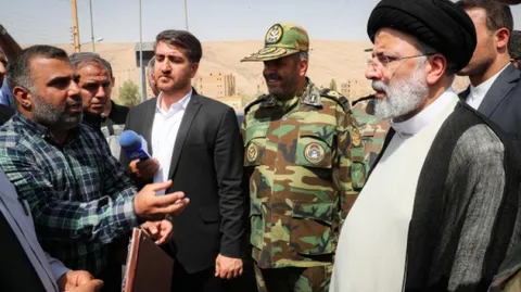 حضور آیت الله رئیسی در پادگان «ابوذر»/ گفتگو با افسران لشکر ۸۱ زرهی ارتش و خادمان کاروان های راهیان نور