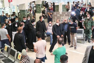 تصاویر دیدار سرزده رئیس‌جمهور از یک داروخانه توزیع اقلام کرونا