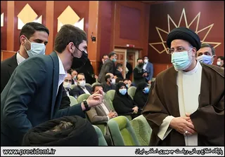 تصاویردیدار رئیس جمهور با نخبگان ، علماء ، خانواده شهدا ، ایثارگران و جمعی از اقشار مختلف مردم