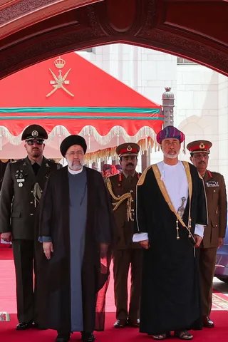 تصاویر مراسم استقبال رسمی سلطان عمان از آیت الله رئیسی در قصر العلم