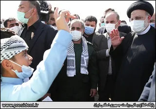 تصاویر بازدید هوایی رئیس جمهور از منطقه دشت آزادگان و هورالعظیم و حضور در میان مردم روستاهای اطراف هویزه