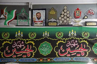دیدار آیت الله رئیسی با خانواده یک شهید مدافع حرم در گیلان