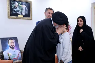 تصاویر حضور رئیس جمهور در منزل شهید امنیت آرمان علی وردی