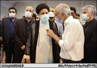 بازدید سرزده رییس جمهور از بخش کرونای بیمارستان امام خمینی و یکی از مراکز تزریق واکسن کرونا