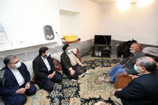 تصاویر حضور رئیس جمهور در منزل شهیدان فاتحی پیکانی و غضنفر فاتحی