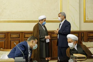 دستور رئیس دستگاه قضا به دادستان برای رسیدگی به علت صدور مجوز صادرات به افراد فاقد صلاحیت/ گره زدن تصمیم گیری‌ها به انتخابات آمریکا آدرس غلط دادن به ملت است