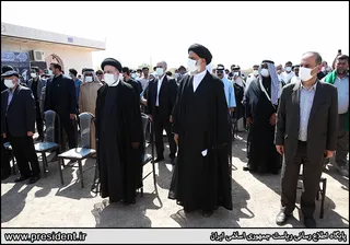 تصاویر بازدید هوایی رئیس جمهور از منطقه دشت آزادگان و هورالعظیم و حضور در میان مردم روستاهای اطراف هویزه