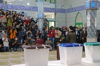 حضور رئیسی در مسجد ارشاد شهرری جهت انداختن رای خود به صندوق انتخابات