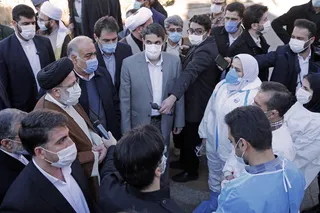 مردم باید زحمات کادر درمانی و پرستاری و دوری آنها از خانواده‌هایشان را ببینند