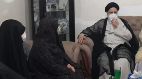 دیدار رئیسی با خانواده شهدا در بدو ورود به خوزستان
