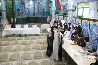 حضور رئیسی در مسجد ارشاد شهرری جهت انداختن رای خود به صندوق انتخابات