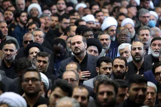اقامه نماز رهبر معظم انقلاب بر پیکر رئیس جمهور شهید و همراهان