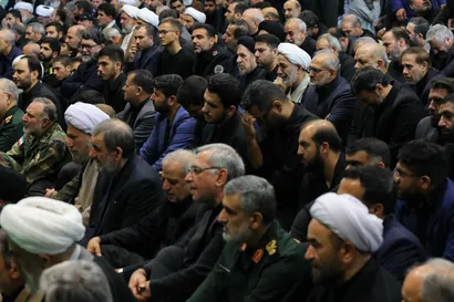 اقامه نماز رهبر معظم انقلاب بر پیکر رئیس جمهور شهید و همراهان