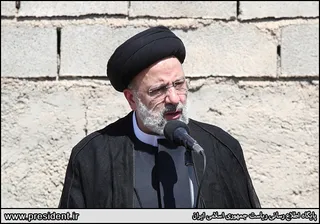 تصاویر بازدید هوایی رئیس جمهور از منطقه دشت آزادگان و هورالعظیم و حضور در میان مردم روستاهای اطراف هویزه