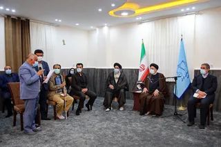 آیت‌الله رئیسی با ایثارگران ۷۰ درصد و خانواده‌های جانباختگان حادثه سقوط هواپیمای تهران یاسوج دیدار کرد