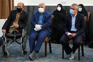 آیت‌الله رئیسی با ایثارگران ۷۰ درصد و خانواده‌های جانباختگان حادثه سقوط هواپیمای تهران یاسوج دیدار کرد