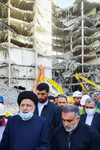 تصاویر حضور آیت‌الله رئیسی در محل ساختمان متروپل آبادان