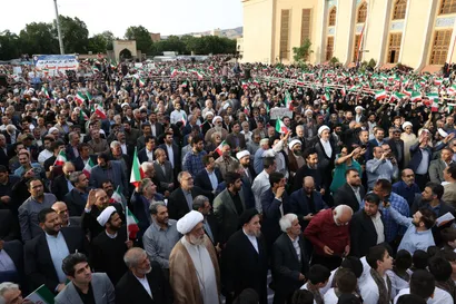 تصاویر حضور دکتر رئیسی در اجتماع باشکوه مردم تبریز
