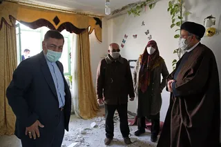 بازدید آیت الله رئیسی از مناطق زلزله زده سی‌سخت و ابراز همدردی با زلزله زدگان