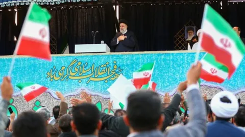 جزایر سه‌گانه جزء لاینفک جمهوری اسلامی ایران است/ هرمزگان تاریخ پرافتخاری در زمینه ایستادگی در مقابل متجاوزان و نقش‌آفرینی در پیروزی انقلاب و دفاع مقدس دارد/ فرهنگ، آداب و رسوم ایرانی-اسلامی سرمایه بزرگ مردم هرمزگان است
