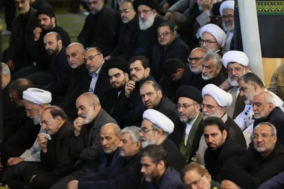 اقامه نماز رهبر معظم انقلاب بر پیکر رئیس جمهور شهید و همراهان