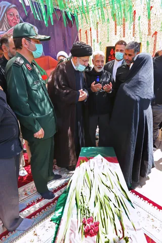 تصاویر حضور رئیس جمهور در مراسم تشییع دو شهید گمنام