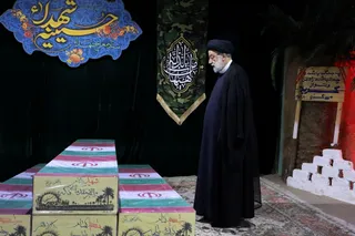 تصاویر حضور رئیس جمهور بر پیکر مرحوم نادر طالب زاده در معراج شهدا