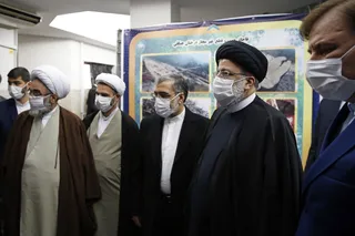 در برخورد با تخلفاتی که از ناحیه افراد نامدار سر می‌زند، هیچ رحمی نباید داشت