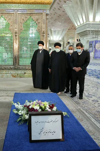 تصاویر تجدید میثاق آیت الله رئیسی و اعضای هیأت دولت با آرمان‌های امام راحل و شهدای انقلاب اسلامی