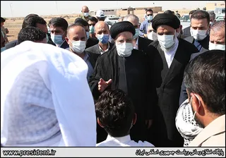 تصاویر بازدید هوایی رئیس جمهور از منطقه دشت آزادگان و هورالعظیم و حضور در میان مردم روستاهای اطراف هویزه
