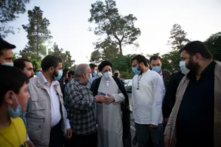 استقبال مردمی از رئیسی در حاشیه حضور در بهشت زهرا(س)