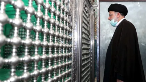 آیت‌الله رئیسی حرم مطهر امامزاده جعفر بن موسی‌ الکاظم(ع) را زیارت کرد