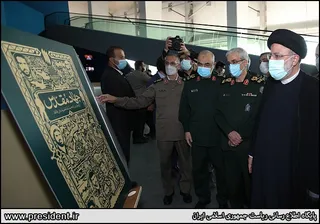تصاویر حضور آیت‌الله رئیسی در نمایشگاه ملی "در لباس سربازی"