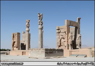 بازدید از بنای تاریخی تخت جمشید و گفتگو با گردشگران