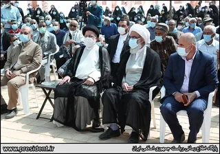 تصاویر سخنرانی در جمع مردم دلوار در خانه-موزه رئیسعلی دلواری