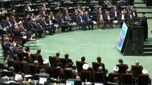 تعامل و تبادل‌نظر نمایندگان مردم با دولتمردان در رفع مشکلات کشور بسیار حائز اهمیت است/ حسرت بروز اختلاف میان دولت با مجلس و دیگر دستگاه‌ها را بر دل بدخواهان خواهیم گذاشت/ تسهیل معیشت مردم اولویت جدی دولت و مجلس است