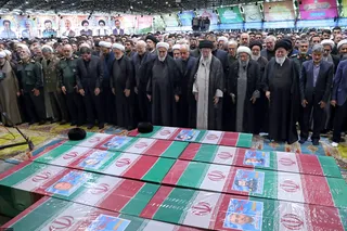 اقامه نماز رهبر معظم انقلاب بر پیکر رئیس جمهور شهید و همراهان