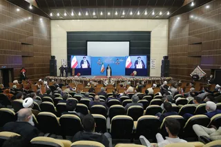 تصاویر دیدار رئیس جمهور با نخبگان ، علماء ، خانواده شهدا ، ایثارگران و جمعی از اقشار مختلف مردم