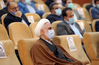 یک قاضی نفوذناپذیر و شجاع در برابر تهدیدات و تطمیع‌ها می‌ایستد و حبّ و بغض او در حکمش دخیل نیست